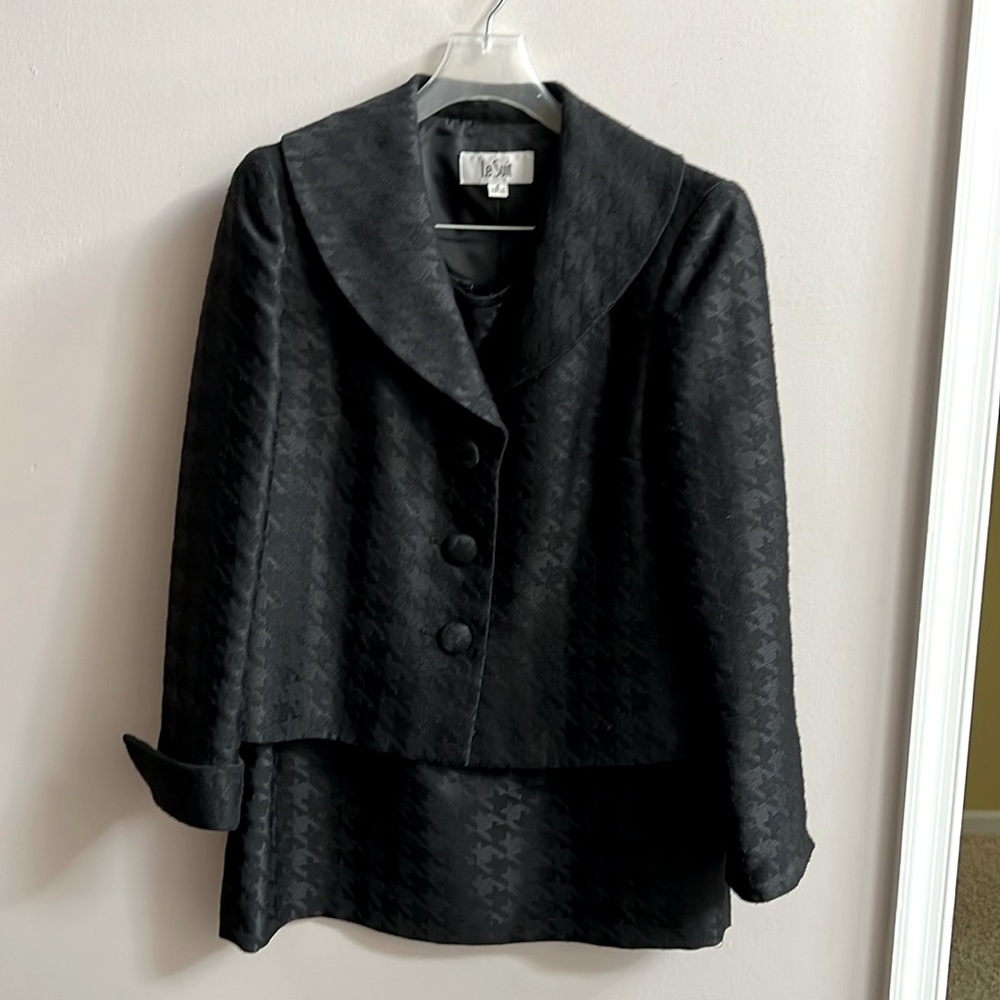 LeSuit Ladies Skirt Suit Black Patterned Size 8 Great Condition Cuff Sleeves 3/4